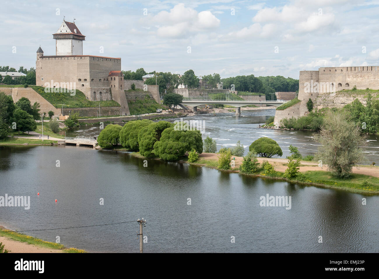 Narva avec forteresse Ivangorod en Russie et Hermanns château en Estonie sur une belle journée sprin. Banque D'Images