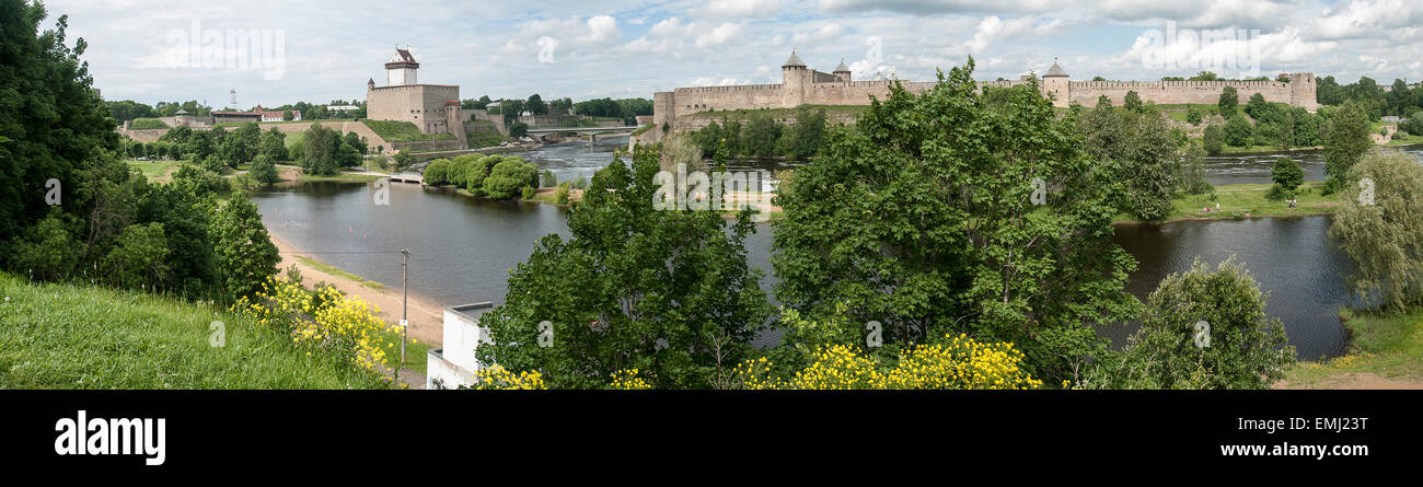 Hermanns forteresse sur un fleuve Narva Narva en ville de l'Est de l'Estonie. Banque D'Images
