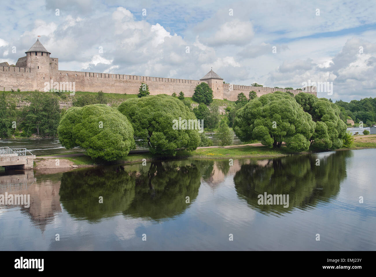 La forteresse Ivangorod en Fédération de Russie, la ville frontière avec l'Estonie sur la banque du fleuve Narva Banque D'Images