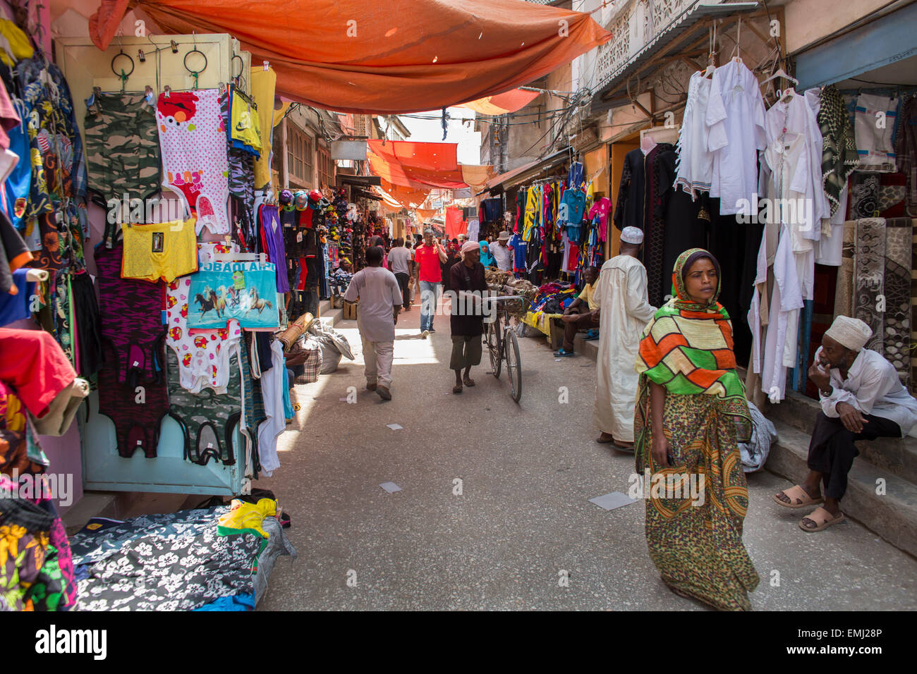 Magasin de vêtements dans la ville de pierre de Zanzibar. Banque D'Images