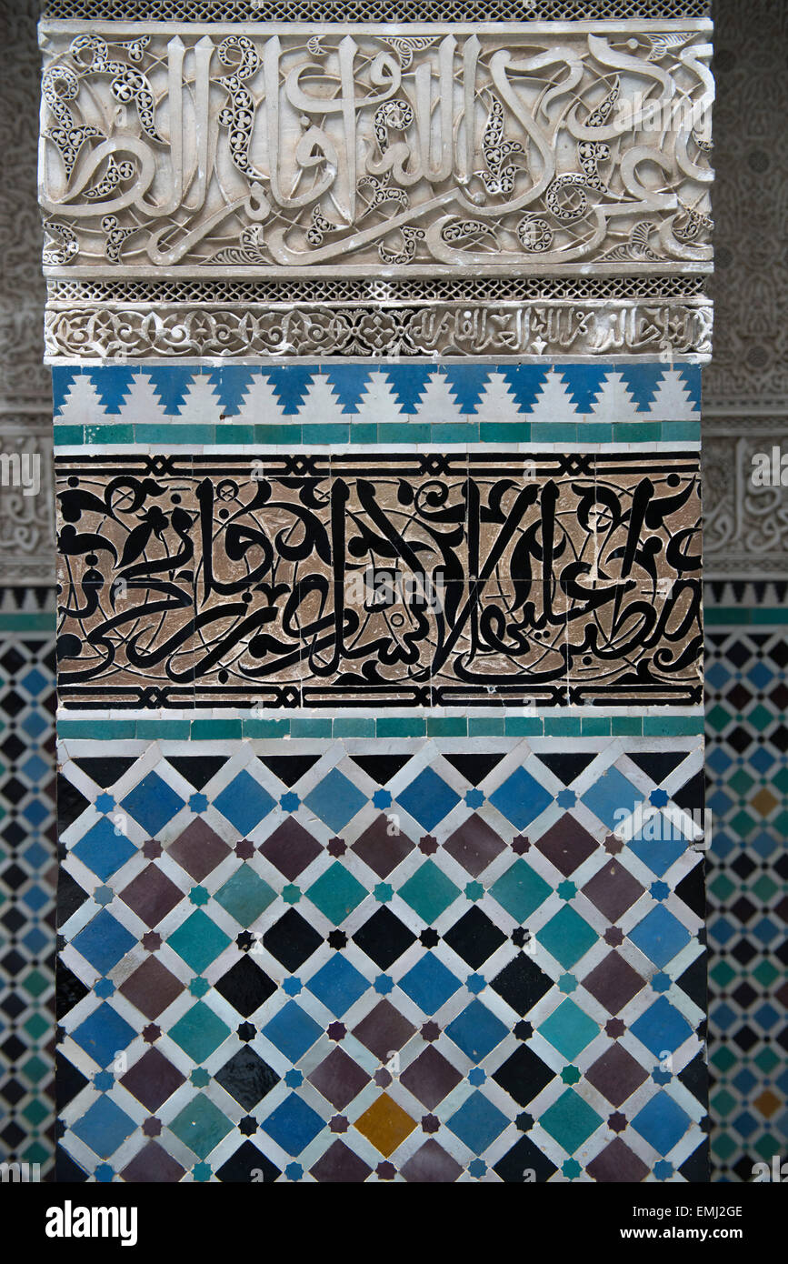 Al Attarine, Madrasa, l'école coranique à Fes, Maroc. Détail de l'écriture arabe sculptée dans la tuile, la plus haute forme d'art dans les madrasas Banque D'Images