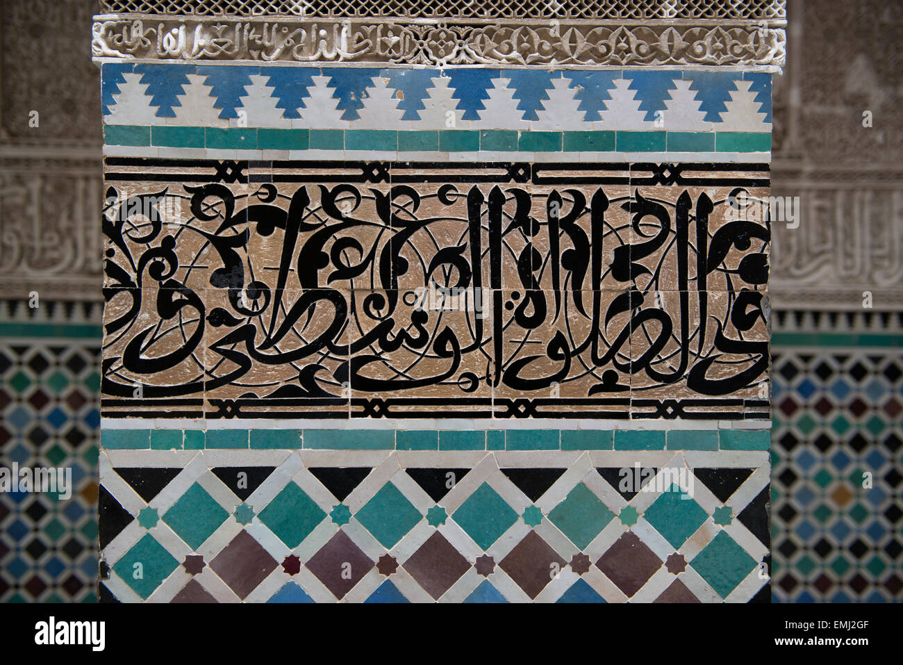 Al Attarine, Madrasa, l'école coranique à Fes, Maroc. Détail de l'écriture arabe sculptée dans la tuile, la plus haute forme d'art dans les madrasas Banque D'Images