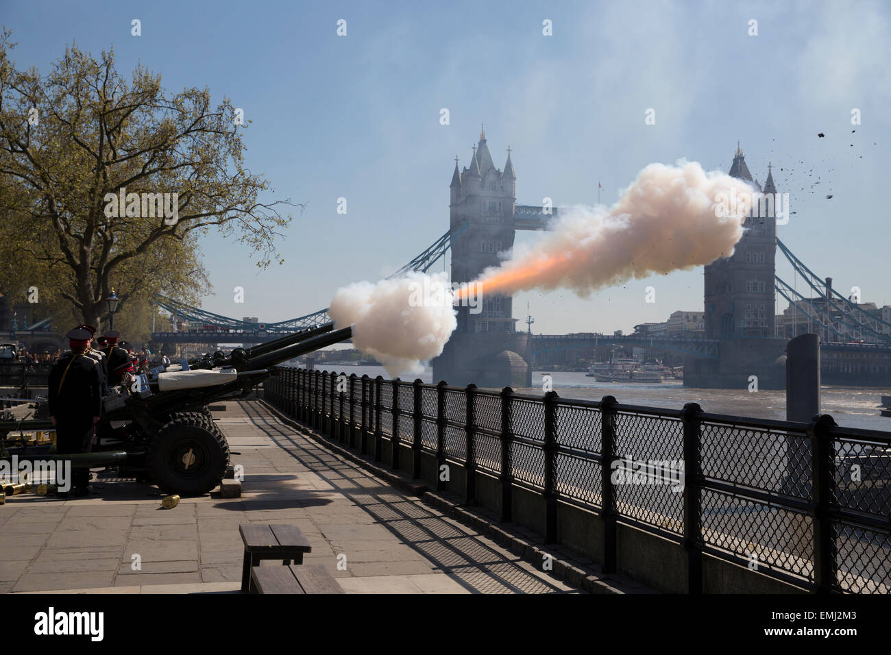 Honorable Artillery Company (HAC) fire une salve de 62 en l'honneur de Sa Majesté la Reine pour le 89e anniversaire de la Tour de Londres Banque D'Images