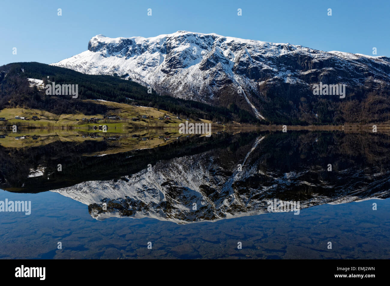 Reflet de la montagne rencontre la mer à Granvinsvatnet, dans la région de Hardanger en Norvège. Banque D'Images