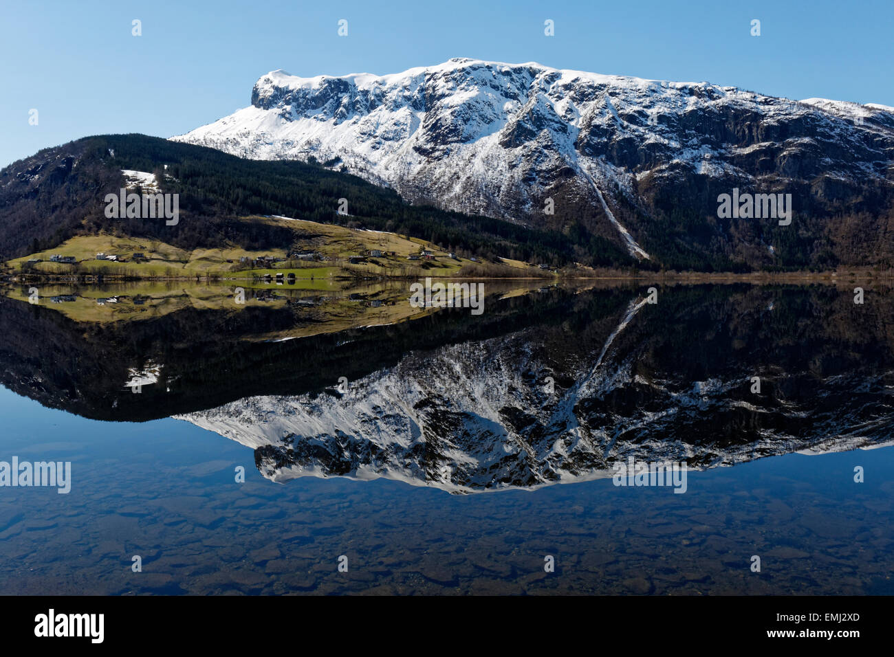 Reflet de la montagne rencontre la mer à Granvinsvatnet, dans la région de Hardanger en Norvège. Banque D'Images
