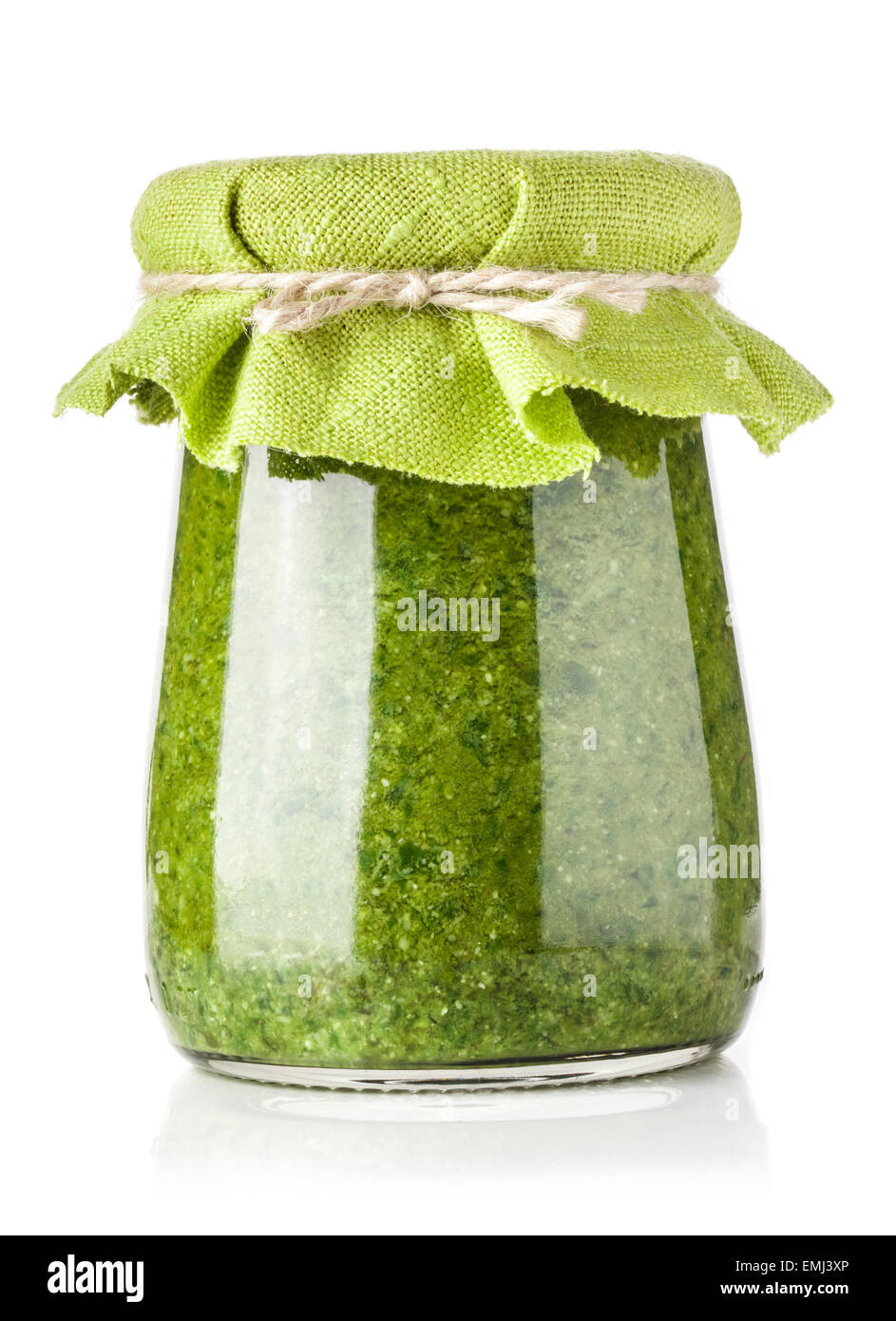 Pot en verre de sauce pesto isolated on white Photo Stock - Alamy