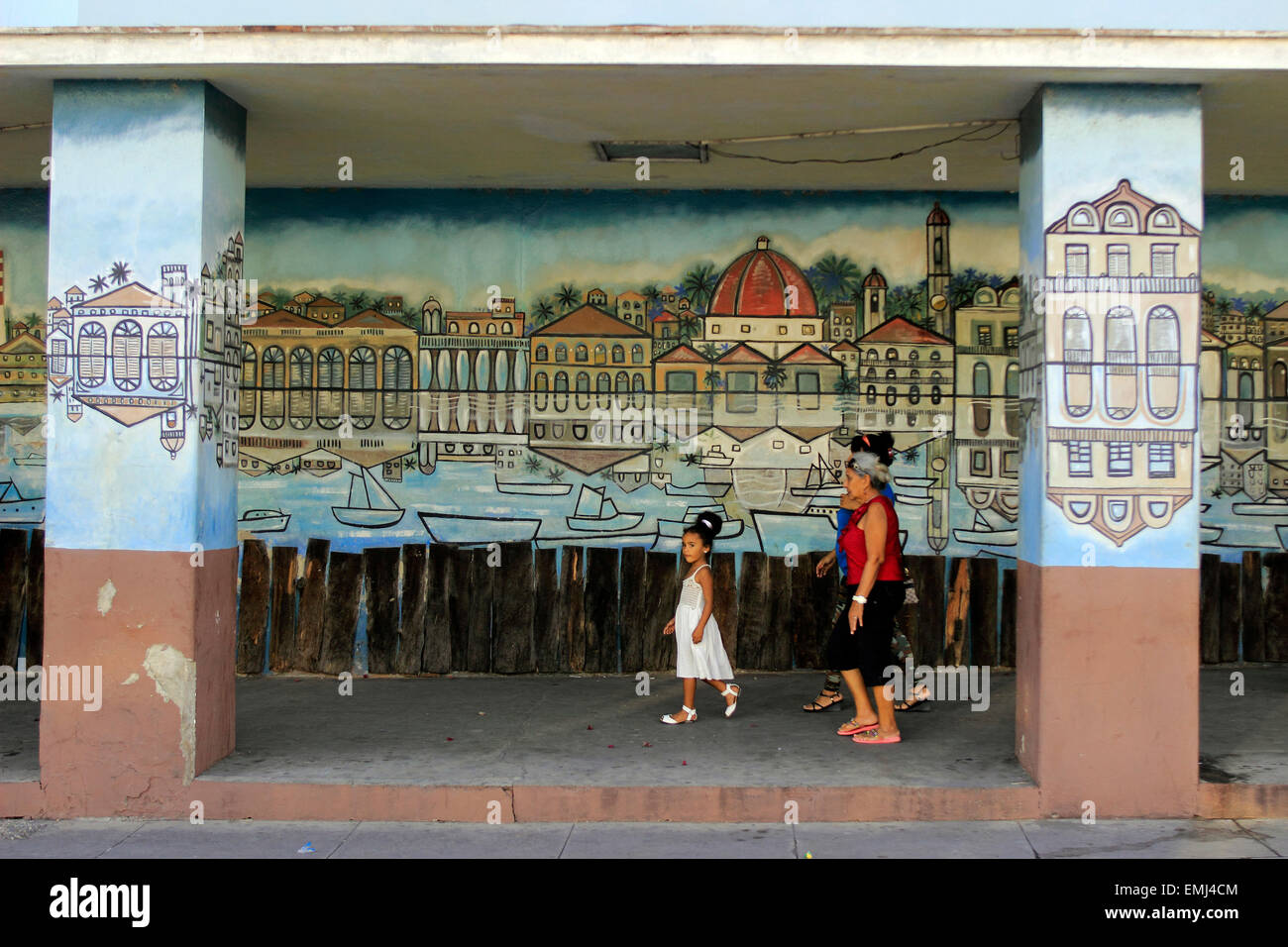 Scène de rue photo murale scène locale jeune fille deux femmes Cienfuegos Cuba Banque D'Images