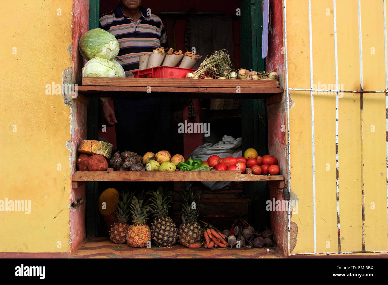 Scène de rue maisons colorées petite boutique Trinidad Cuba Banque D'Images