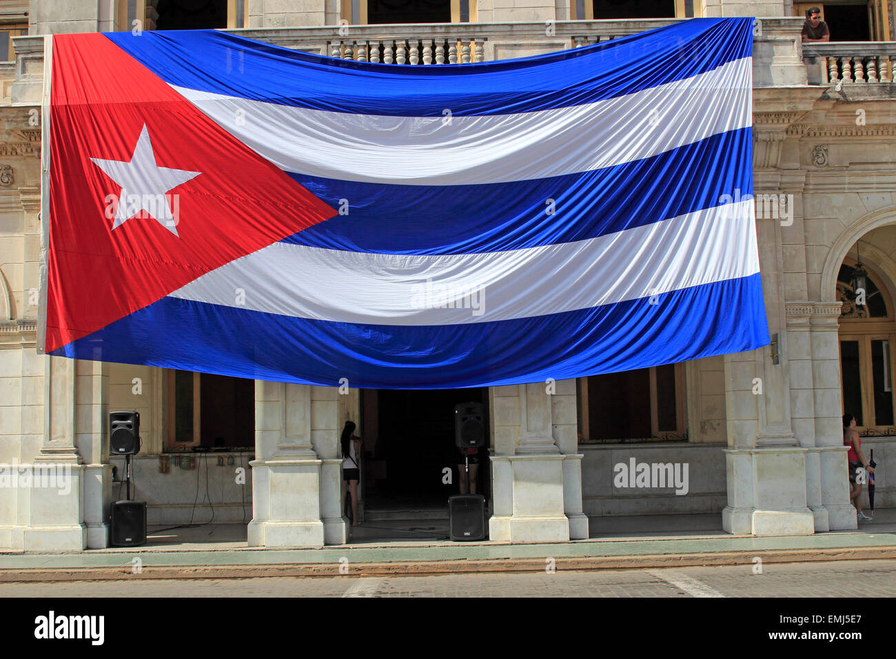 Grand drapeau cubain est suspendu de l'établissement Santa Clara, Cuba Banque D'Images