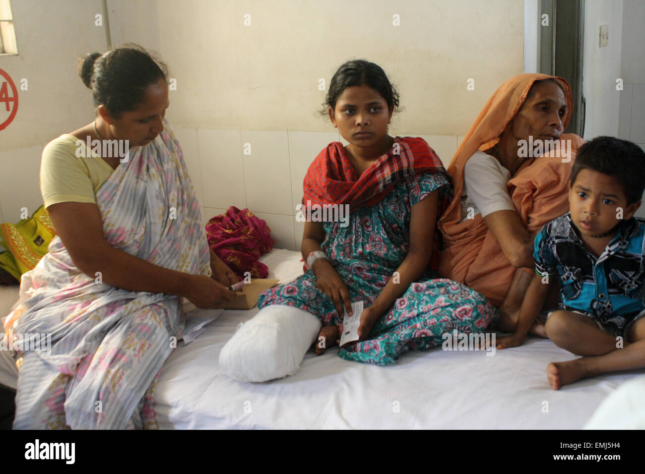 Les survivants qui ont subi des amputations de membres tandis que d'être secouru recevoir un traitement médical à l'ENAM Medical College à Savar près de Dhaka Banque D'Images