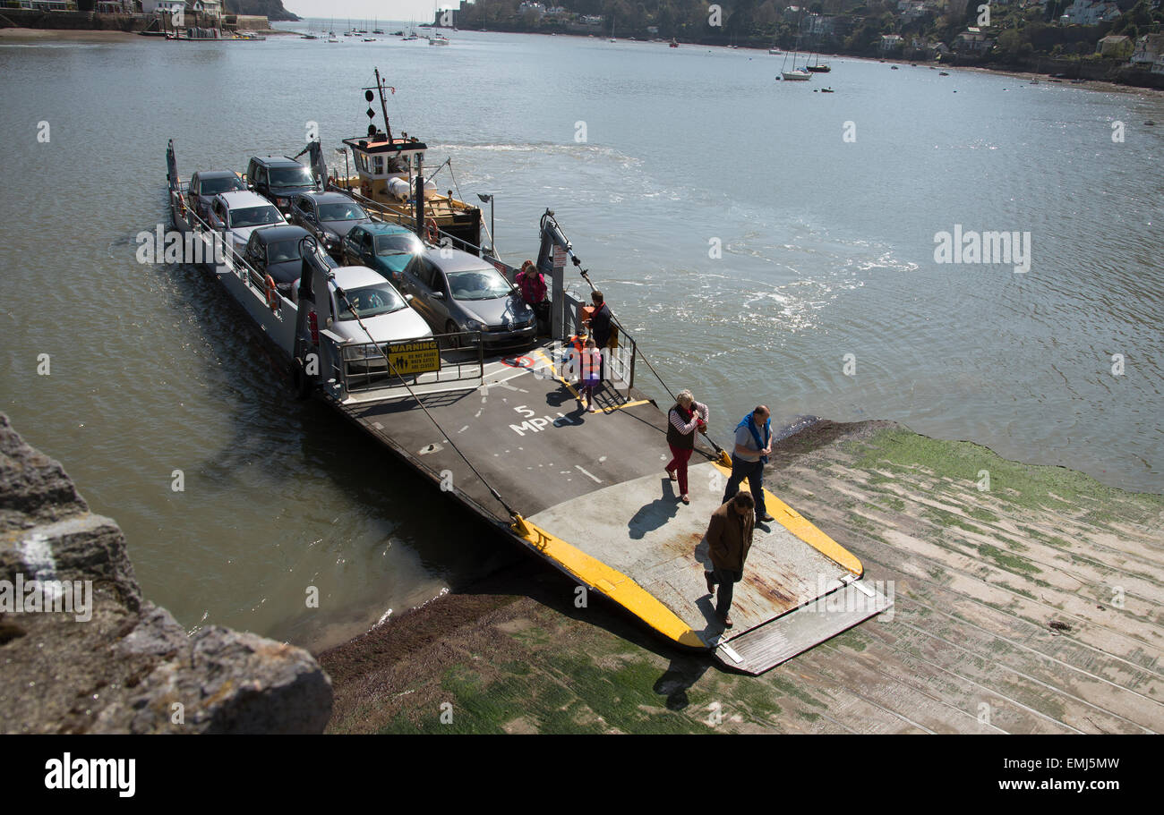 Voiture et l'exploitation de traversiers pour passagers service inférieur entre Dartmouth et Kingswear sur la rivière Dart arrivant à rampe Dartmouth Banque D'Images