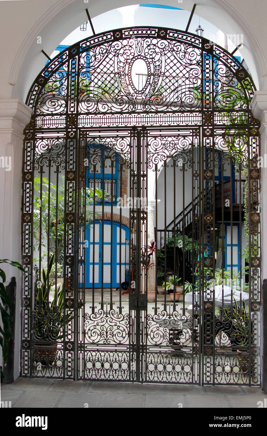 Les bâtiments sont coloniale restaurée avec des portes de fer Vieille Ville Habana Vieja Cuba La Havane Banque D'Images
