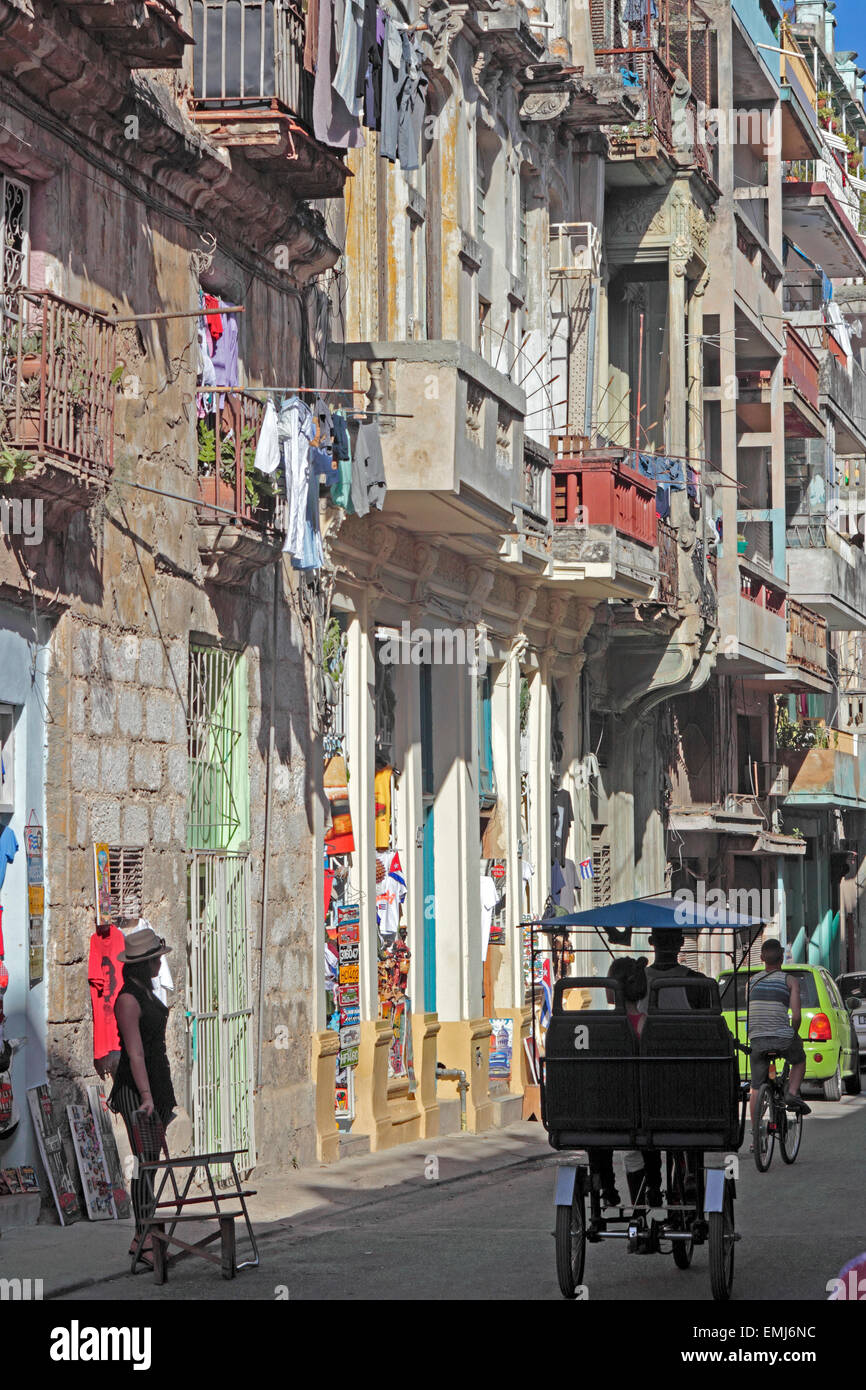 Scène de rue des façades de bâtiment résidentiel en décomposition Vieille Ville Habana Vieja Cuba La Havane Banque D'Images