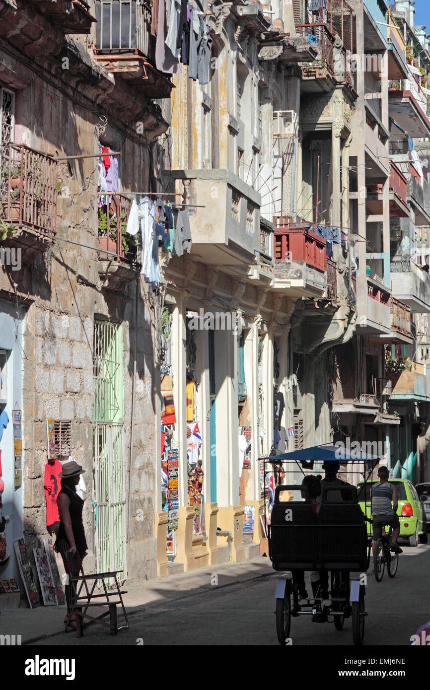 Scène de rue des façades de bâtiment résidentiel en décomposition Vieille Ville Habana Vieja Cuba La Havane Banque D'Images