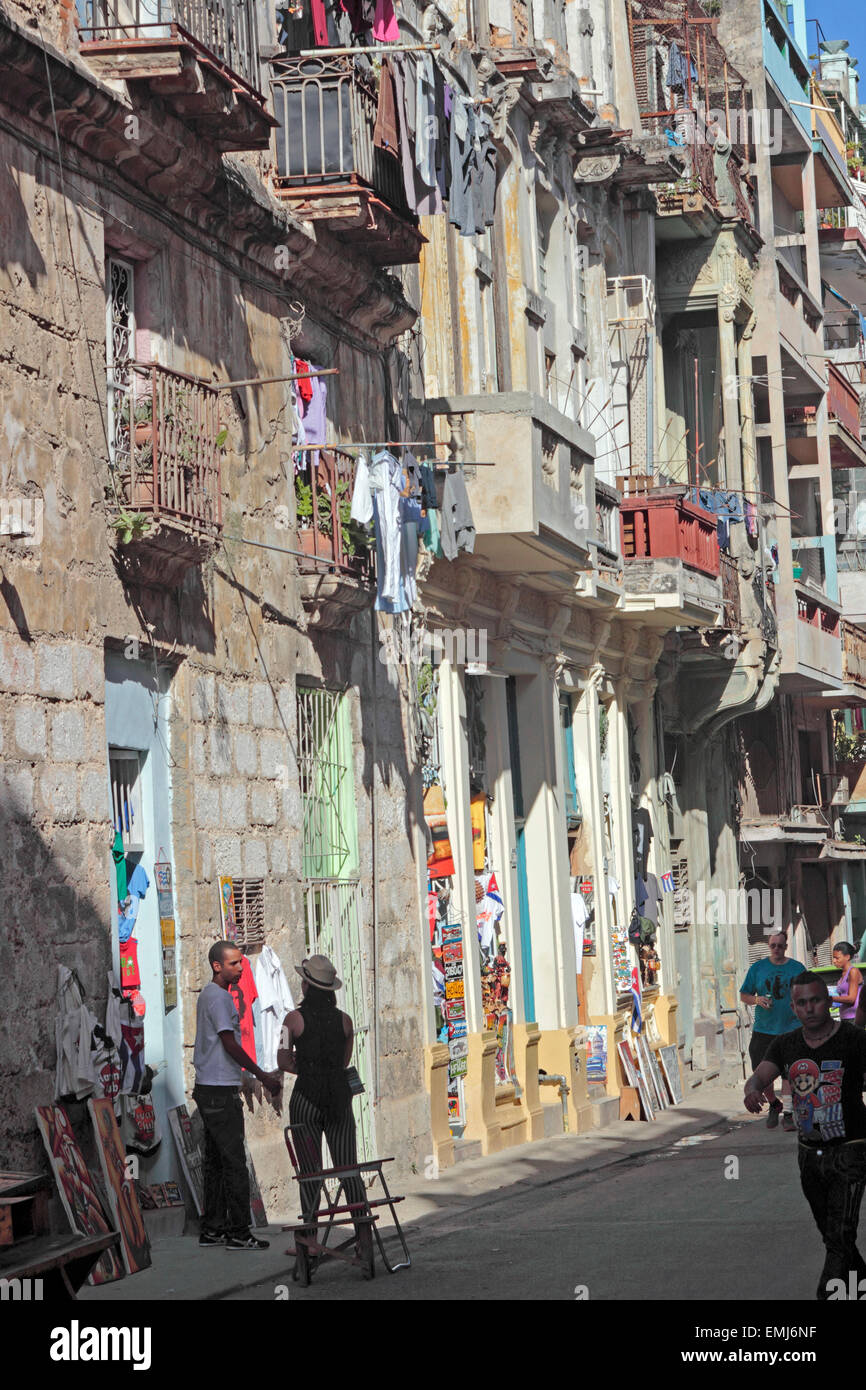 Scène de rue des façades de bâtiment résidentiel en décomposition Vieille Ville Habana Vieja Cuba La Havane Banque D'Images