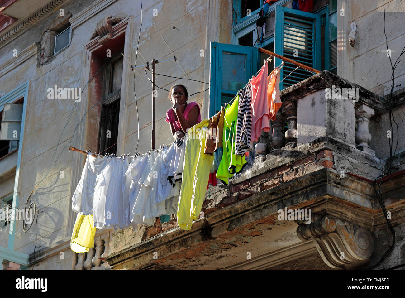Femme sur des façades de bâtiment résidentiel Balcon Vieille Ville Habana Vieja Cuba La Havane Banque D'Images
