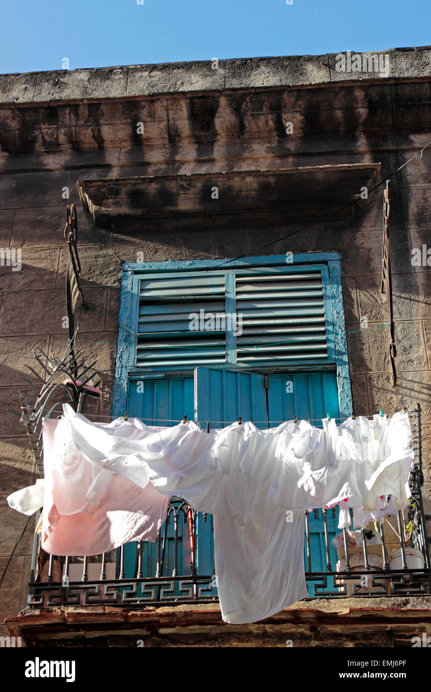 Façades de bâtiment résidentiel Balcon blanchisserie Vieille Ville Habana Vieja Cuba La Havane Banque D'Images