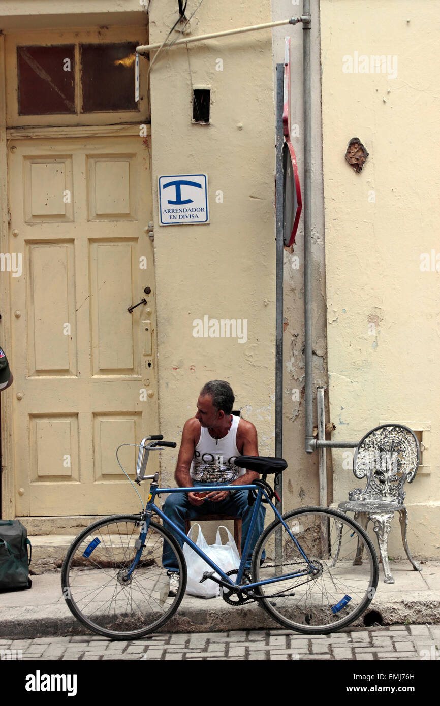 Homme de scène de rue avec façades location Vieille Ville Habana Vieja Cuba La Havane Banque D'Images