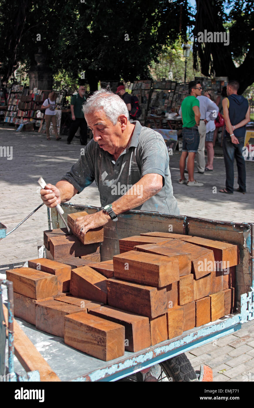 Homme âgé, rue de pavage à l'aide de blocs en bois Vieille Ville Habana Vieja Cuba La Havane Banque D'Images