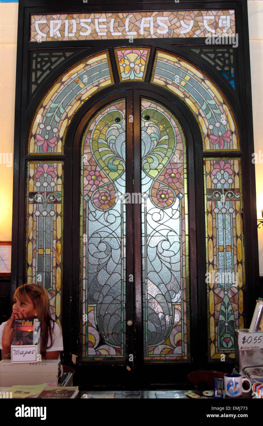 Portes en verre teinté dans un magasin Vieille Ville Habana Vieja Cuba La Havane Banque D'Images