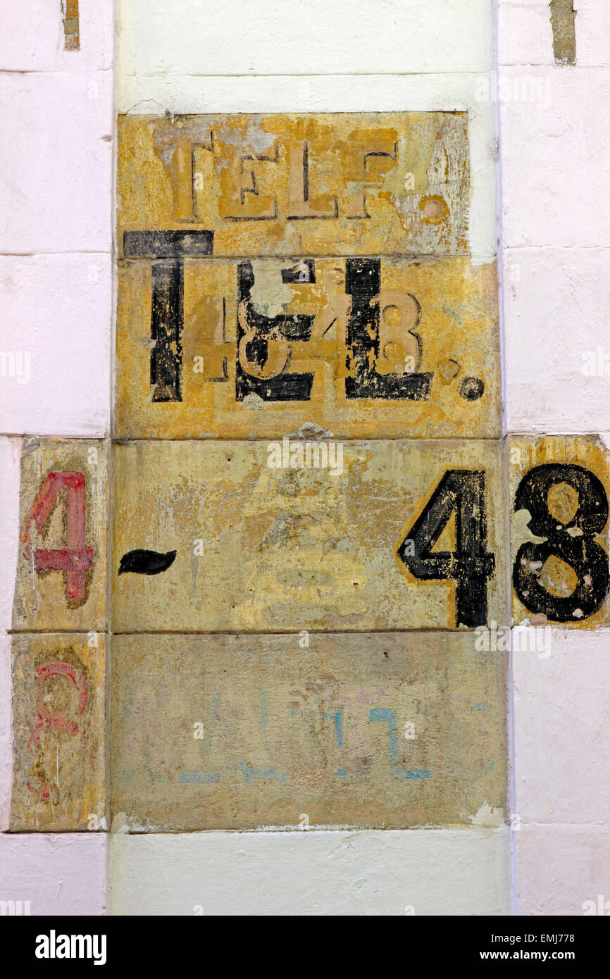 Enseigne publicitaire décolorées sur mur Vieille Ville Habana Vieja Cuba La Havane Banque D'Images