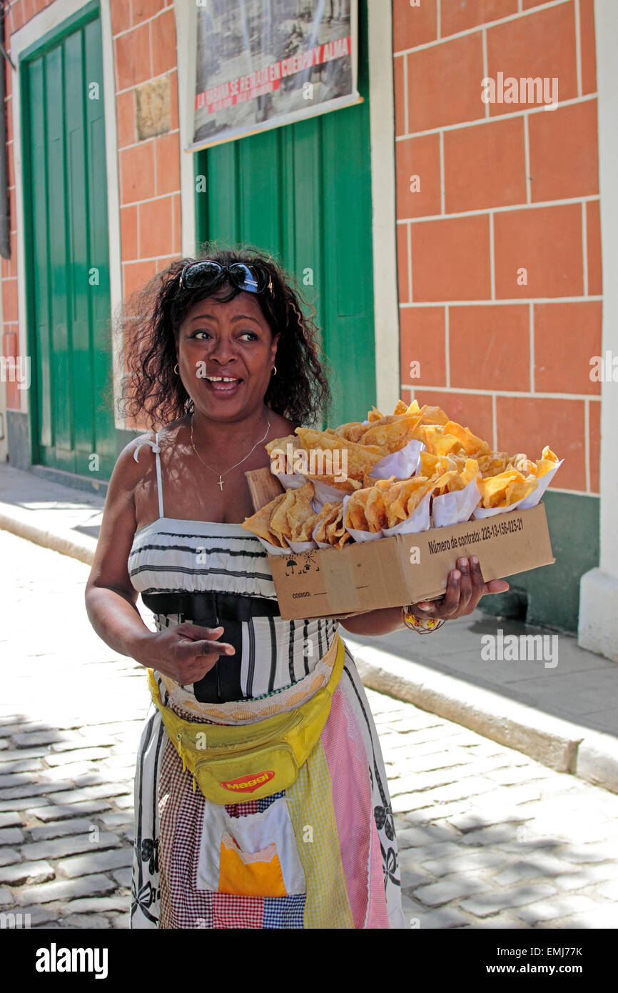 Les femmes cubaines frite de vente sur la rue Vieille Ville Habana Vieja Cuba La Havane Banque D'Images