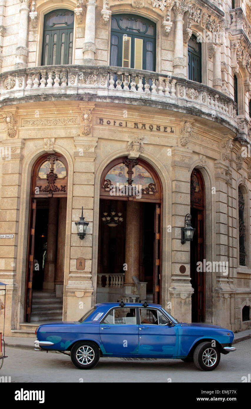 1950 auto époque en face de l'hôtel Raquel Vieille Ville Habana Vieja Cuba La Havane Banque D'Images
