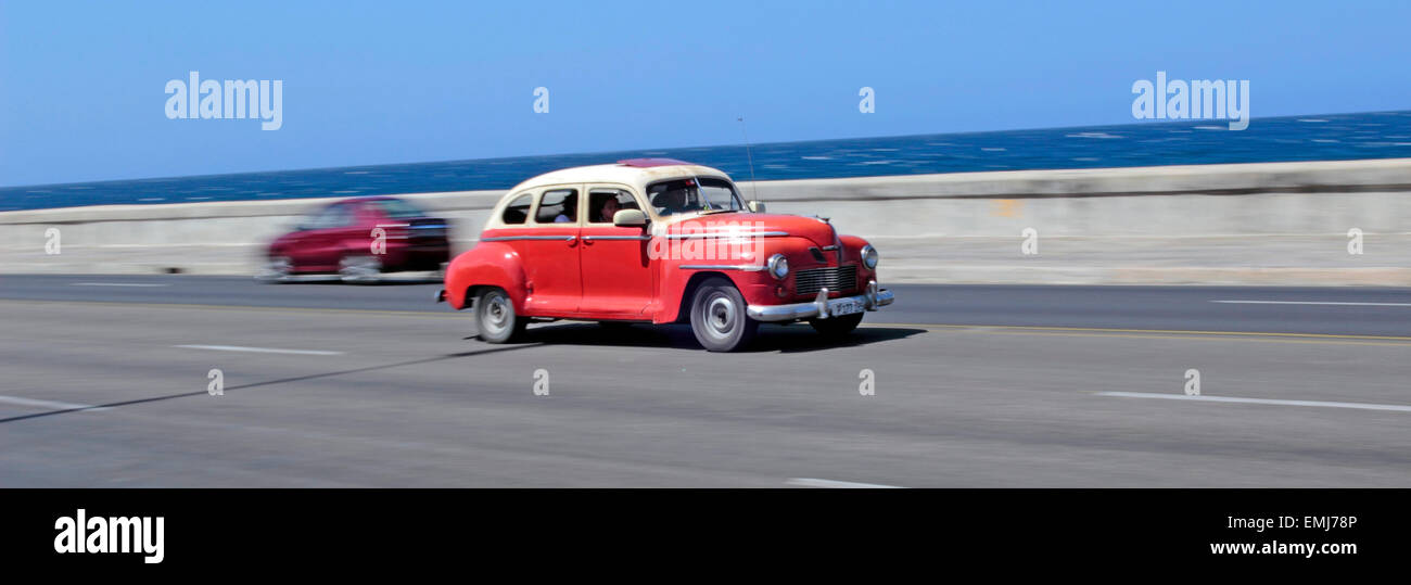 1940 era American auto Plymouth le long du Malecon de La Havane Cuba Banque D'Images