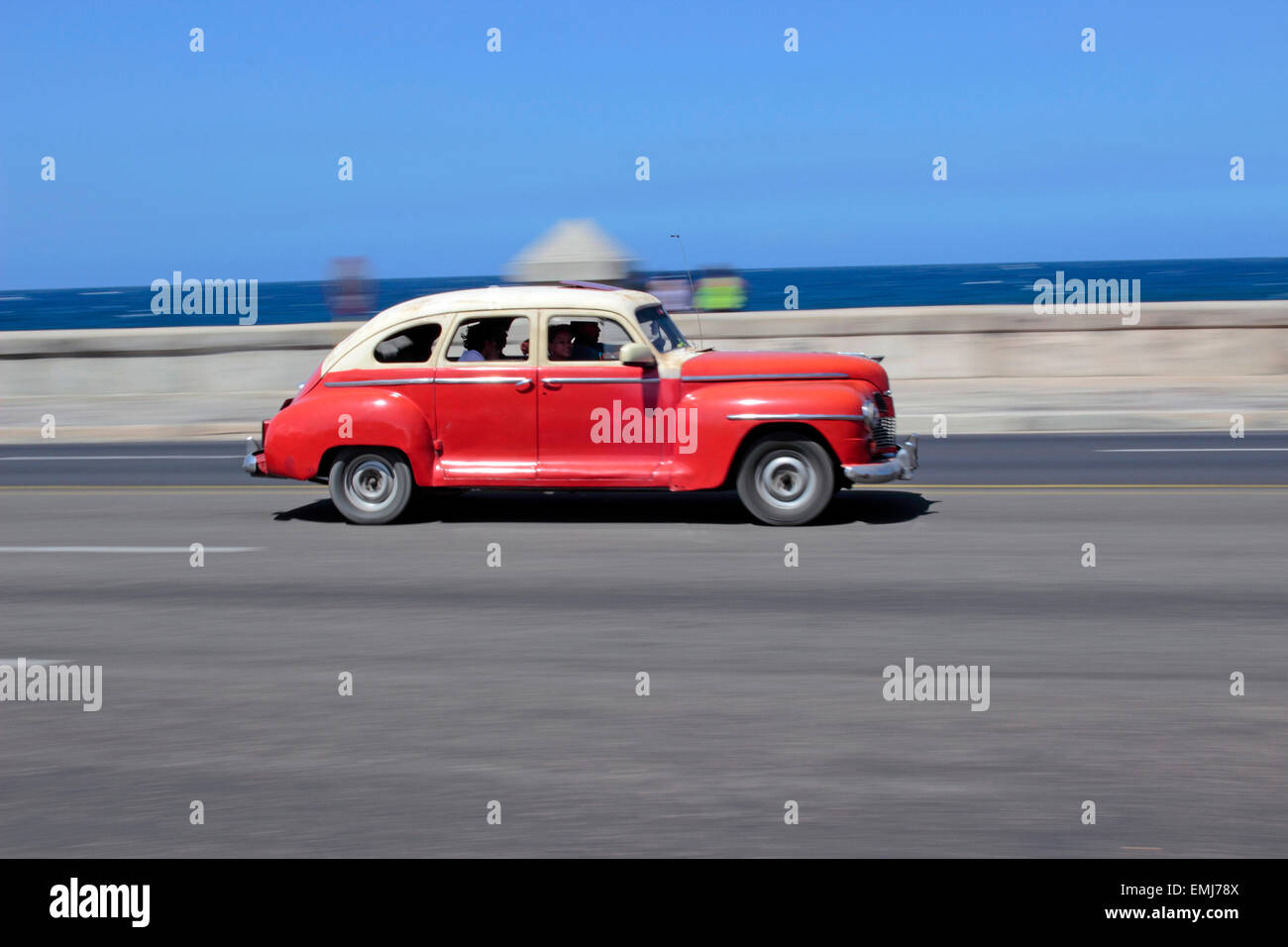 1940 era American auto Plymouth le long du Malecon de La Havane Cuba Banque D'Images