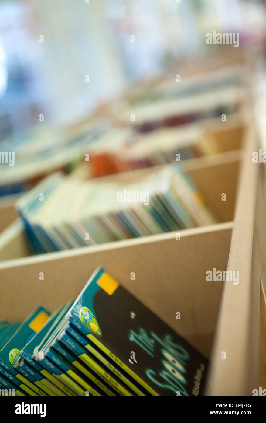 Boîtes, étagères de livres dans une école primaire au Royaume-Uni Banque D'Images