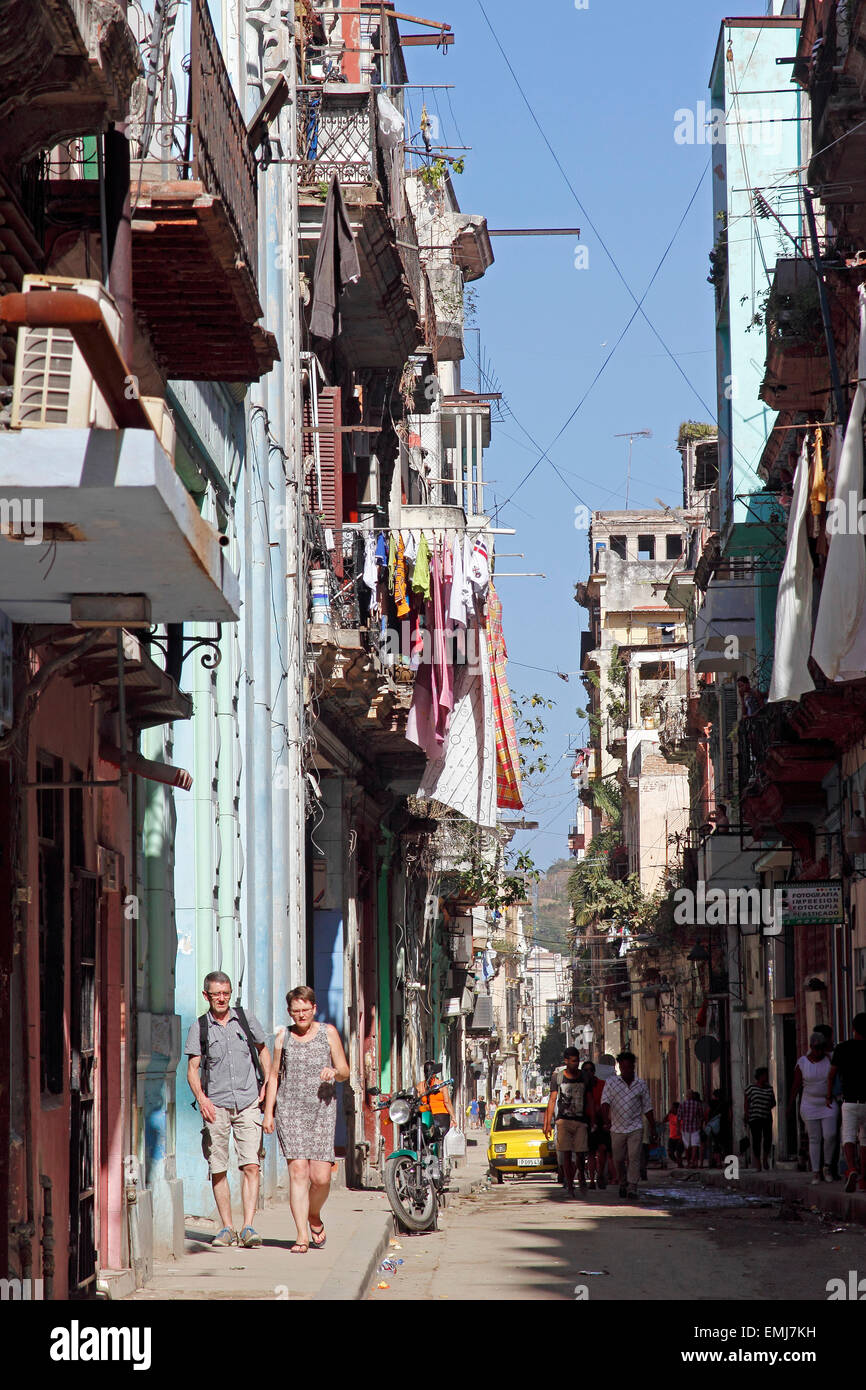 Scène de rue des façades de bâtiment résidentiel en décomposition Vieille Ville Habana Vieja Cuba La Havane Banque D'Images