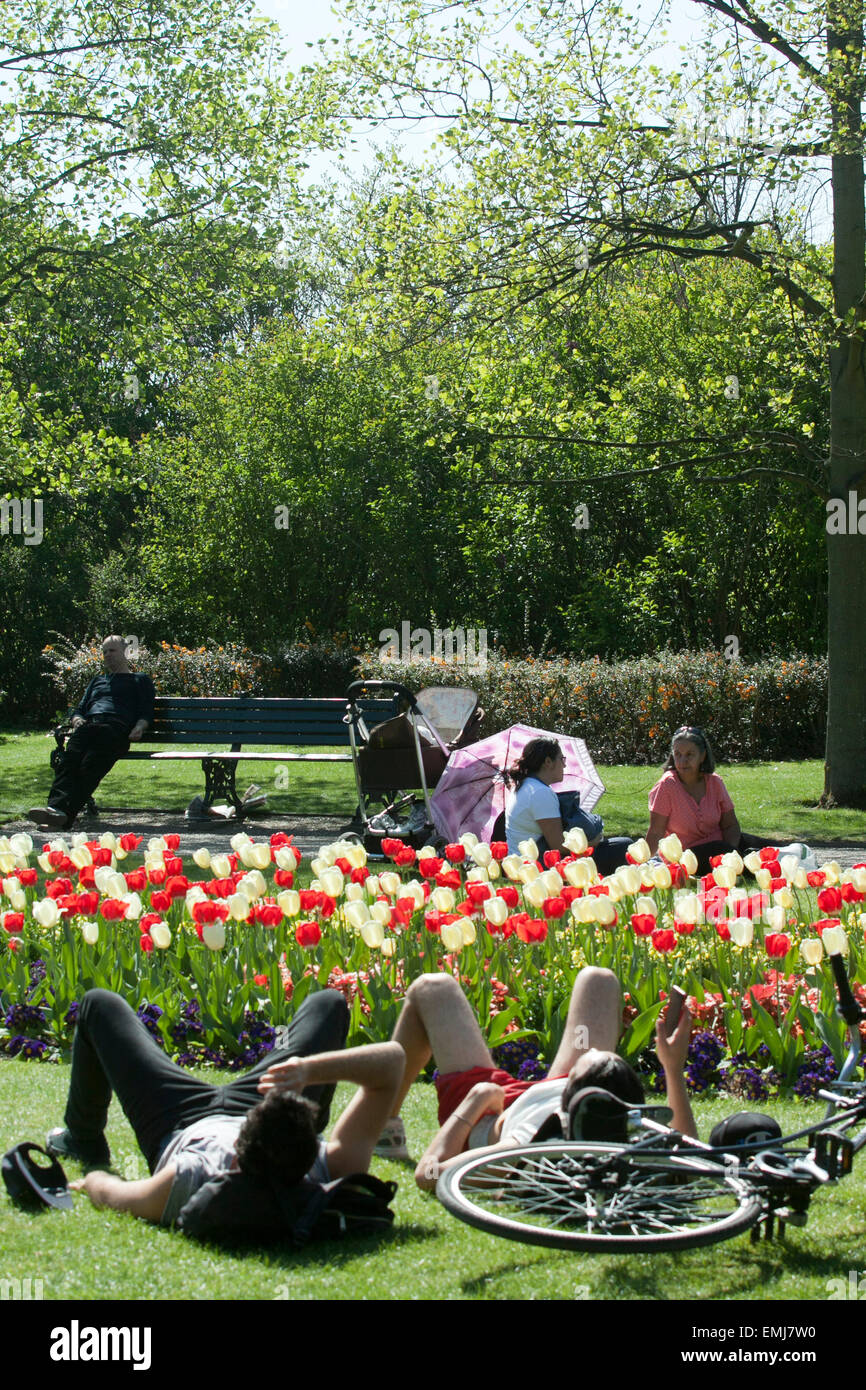 Londres, Royaume-Uni. 21 avril, 2015. Météo France : Les gens profiter du beau temps et des températures chaudes dans Regents Park Londres. Credit : amer ghazzal/Alamy Live News Banque D'Images