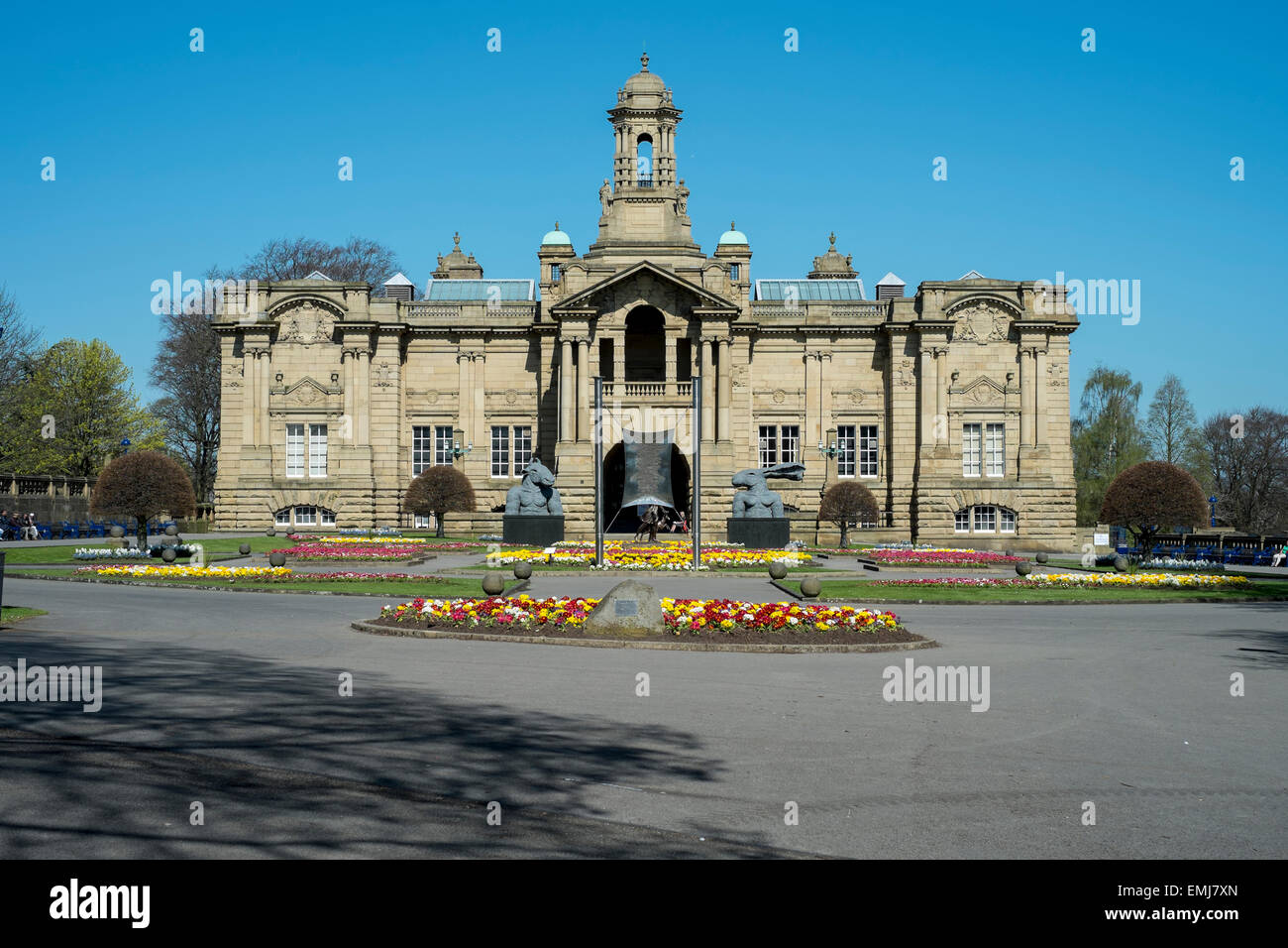 Cartwright Hall est la civic art gallery à Bradford, West Yorkshire, Angleterre, située à environ un kilomètre et demi du centre-ville dans le district de Manningham. Il a été construit sur l'ancien site de Manningham Hall en utilisant un don de 40 000 € offert par Samuel Lister et il est nommé d'après Edmund Cartwrigh Banque D'Images