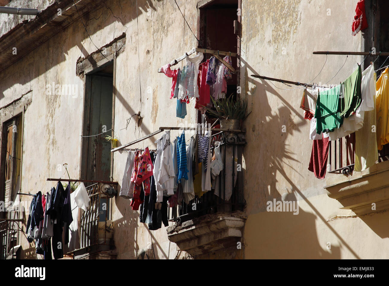 Façades de bâtiment résidentiel Balcon blanchisserie Vieille Ville Habana Vieja Cuba La Havane Banque D'Images