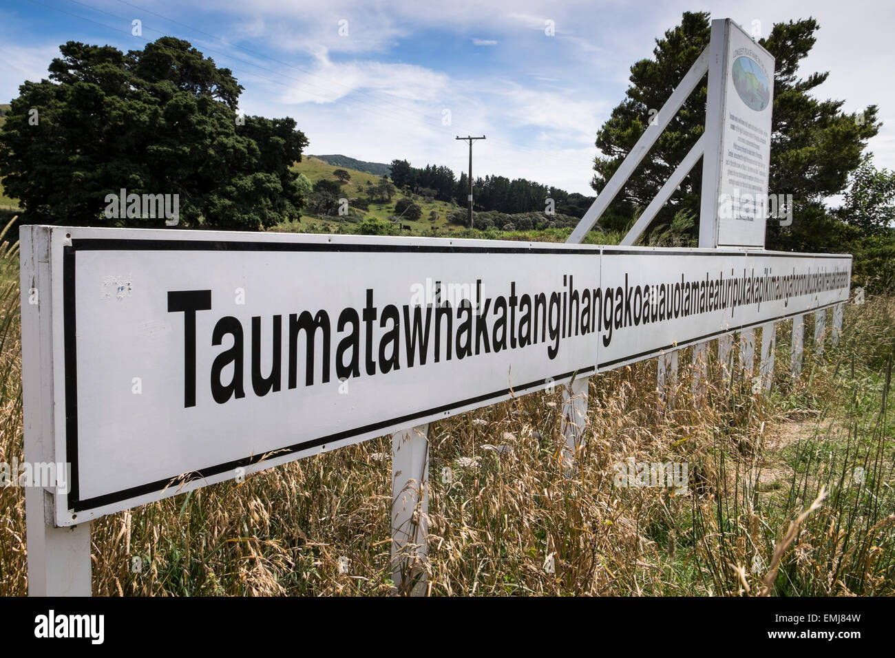 Taumatawhakatangihangakoauauotamateaturipukakapikimaungahoronukupokaiwhenuakitanatahu nom de lieu le plus long en Nouvelle Zélande Banque D'Images