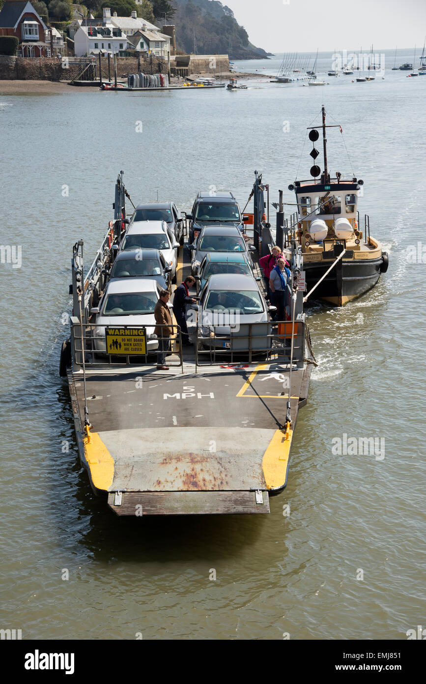 Location et transport de passagers sur la rivière Dart Devon, Angleterre Royaume-uni le ferry qui navigue entre Dartmouth et Kingswear Banque D'Images