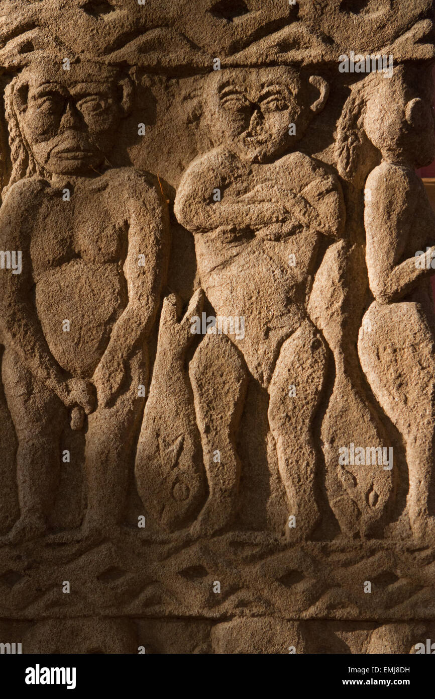 Sculptures en pierre de forme humaine représentant l'homme et la femme dans le village royal de PRAiliu à Kambera, à l'est de Sumba, à Nusa Tenggara, en Indonésie. Banque D'Images