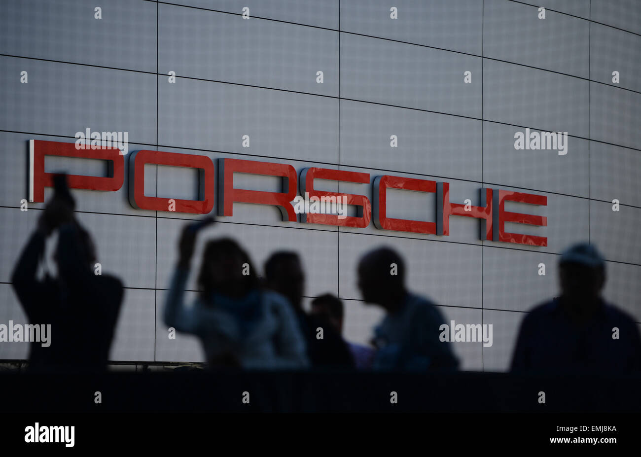 Stuttgart, Allemagne. Apr 21, 2015. Les spectateurs et les visiteurs sont devant le musée Porsche lors d'un match à montrer le tournoi de tennis WTA à Stuttgart, Allemagne, 21 avril 2015. Photo : Marijan Murat/dpa/Alamy Live News Banque D'Images