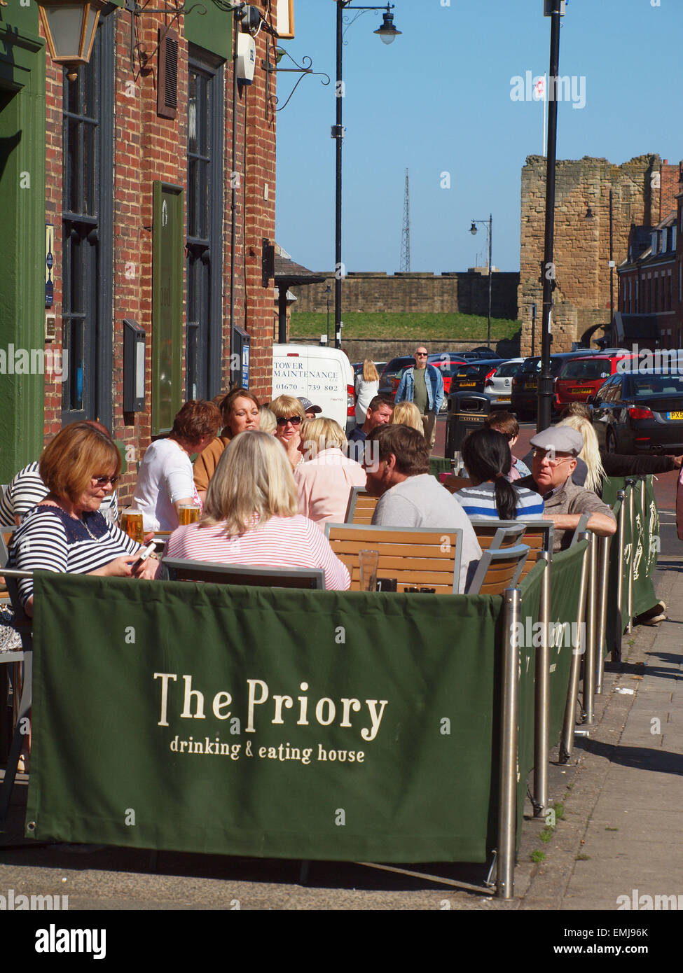 Newcastle Upon Tyne, au Royaume-Uni. 21 avril, 2015. Météo France : le public en général, se détendre avec un café dans la ville historique de Tynemouth, à l'entrée de la rivière Tyne sur un après-midi ensoleillé. Credit : James Walsh/Alamy Live News Banque D'Images