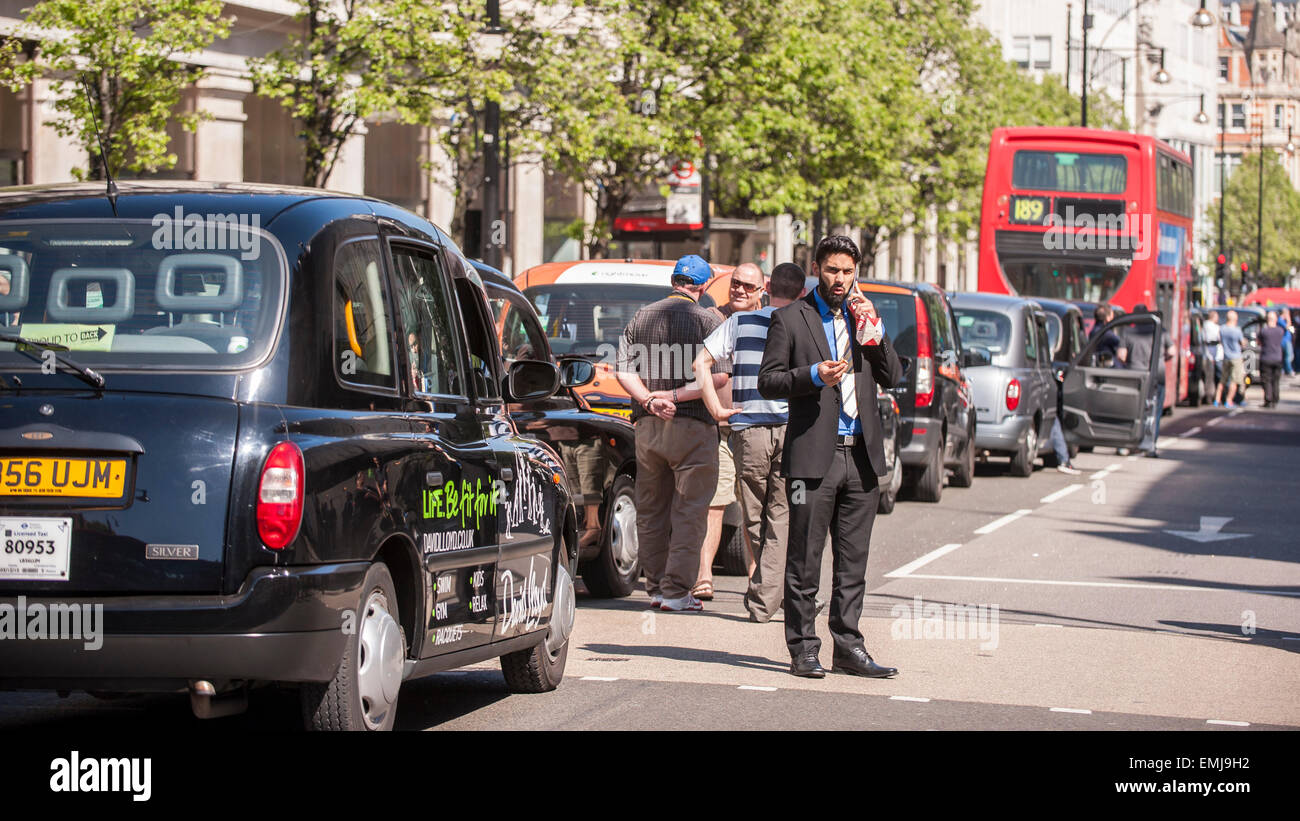 Oxford Street, Londres, Royaume-Uni. 21 avril 2015. Les chauffeurs de taxi taxi noir de Londres, les membres de l'Organisation des chauffeurs de groupe, participer à la 'Ça suffit' contre ce qui porte l'occupé normalement Oxford Street jusqu'à l'arrêt. Ils manifestaient contre l'organisme Transport for London, leur organisme de réglementation, pour avoir refusé de faire appliquer leurs propres règlements de quitter la sécurité des londoniens à risque.. Crédit : Stephen Chung / Alamy Live News Banque D'Images