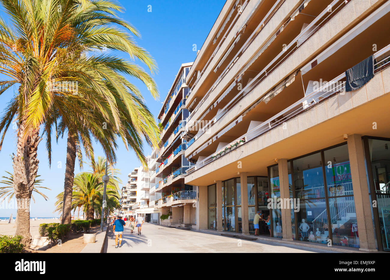 Calafell, Espagne - 13 août 2014 : Les gens de marcher sur la rue de Calafell ville en journée ensoleillée. La région de Tarragone, Cataloni Banque D'Images