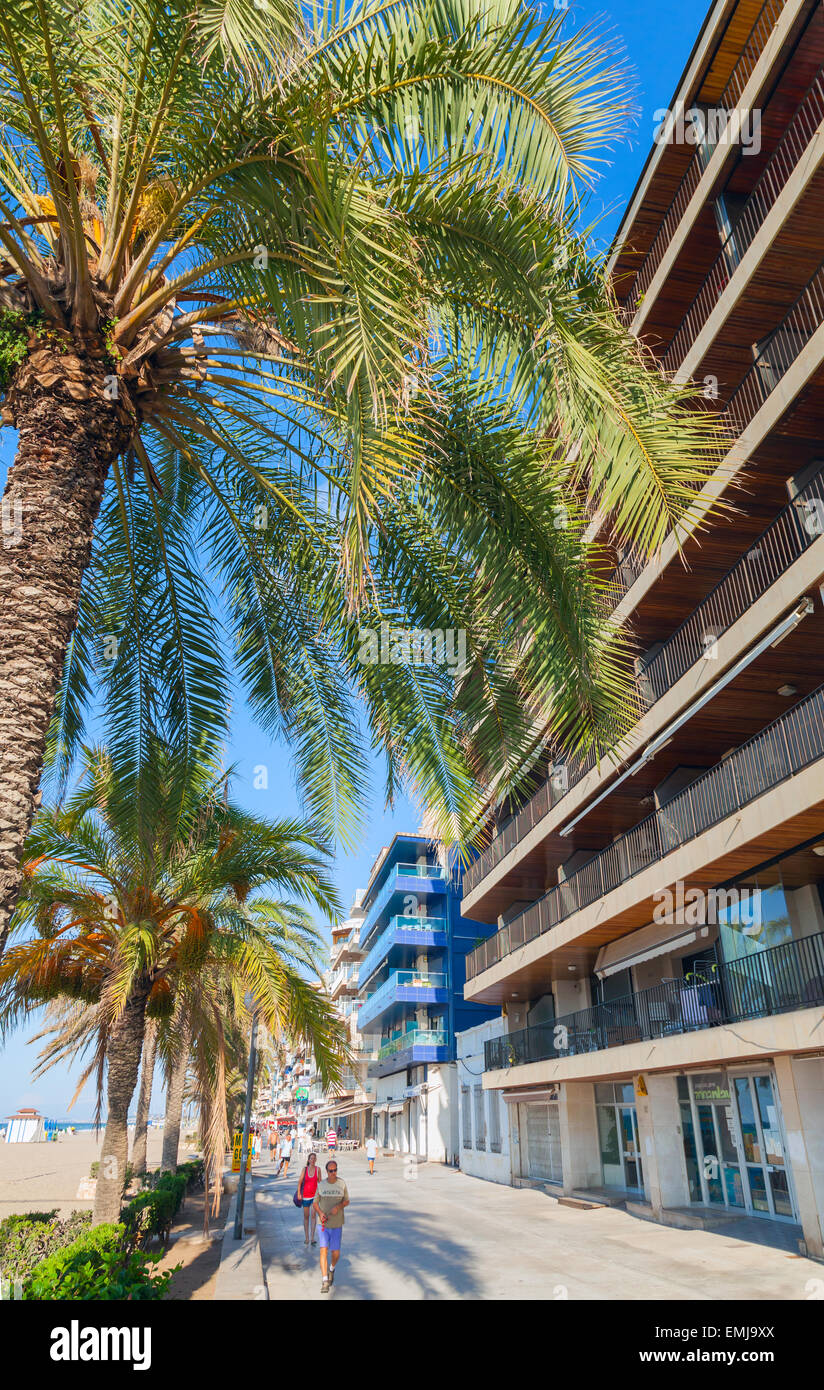 Calafell, Espagne - 13 août 2014 : Les gens de marcher sur la rue côtière de Calafell ville en journée ensoleillée. Région Tarragona Banque D'Images