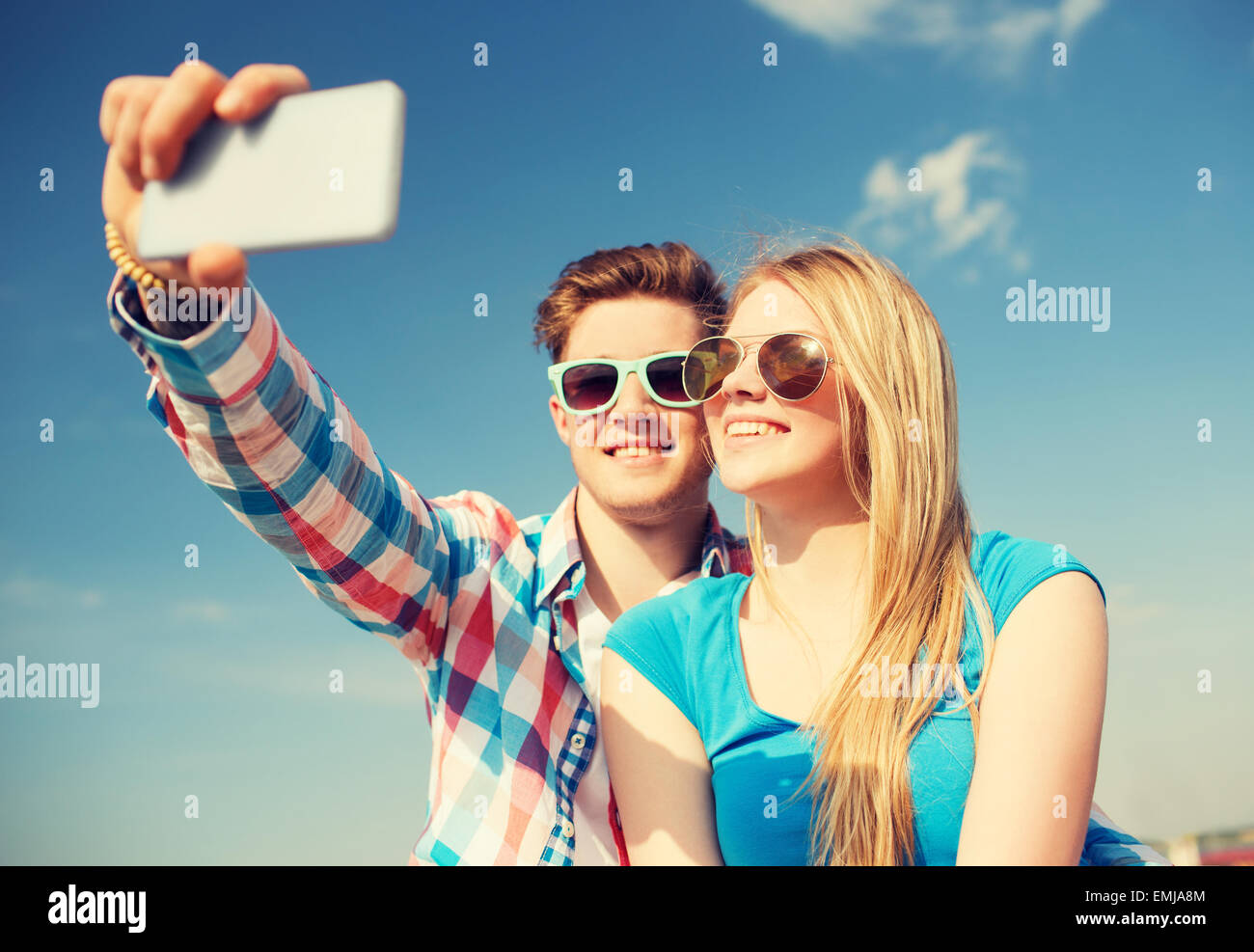 Smiling young couple outdoors Banque D'Images