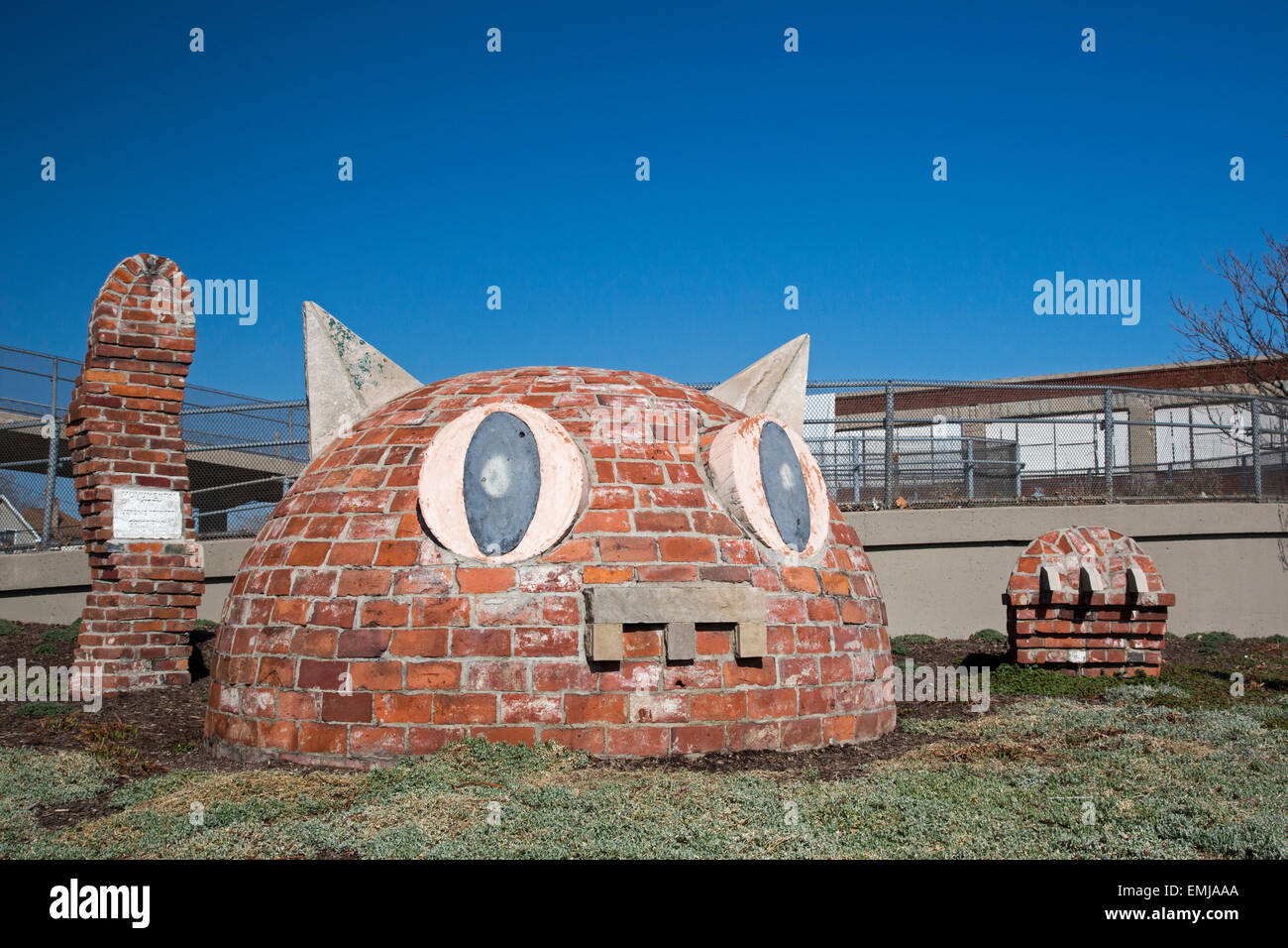 Detroit, Michigan - 'Monumental' Kitty, une sculpture faite de briques et autres matériaux récupérés par l'artiste Jérôme Ferretti. Banque D'Images