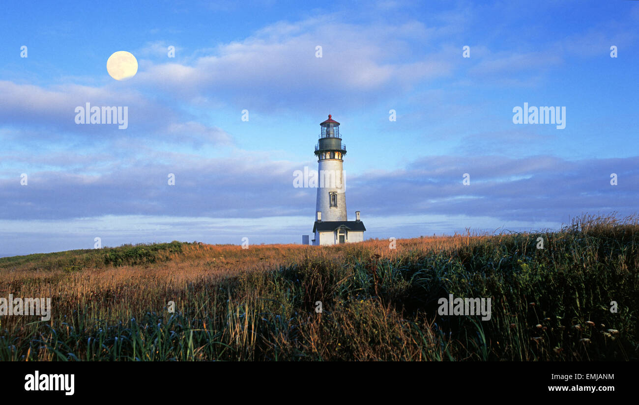 Au cours de la lune phare Yaquina Bazy, près de Newport, Oregon, sur la côte de l'Oregon du Pacifique Banque D'Images