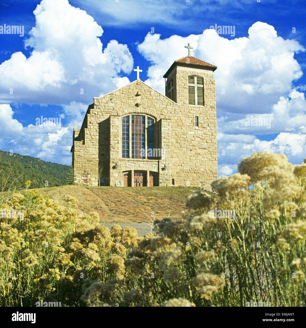 Le Saint-joseph Historique Mission Apache, achevé en 1939, sur la réserve indienne apache Mescalero dans les montagnes Sacramento de sud du Nouveau Mexique. Banque D'Images