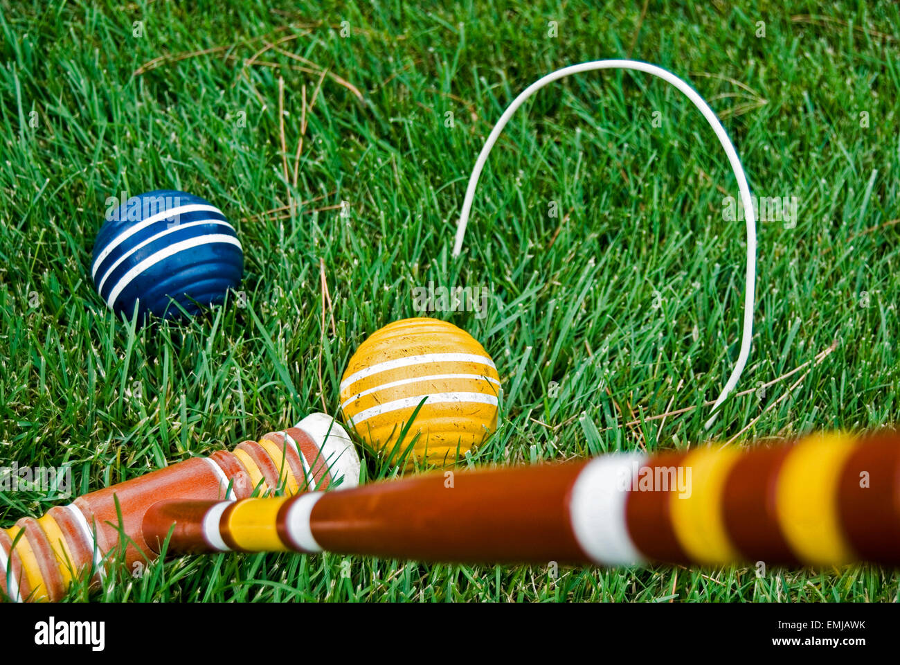Maillet de croquet croquet en bois et balle dans l'herbe avec wicket. Banque D'Images