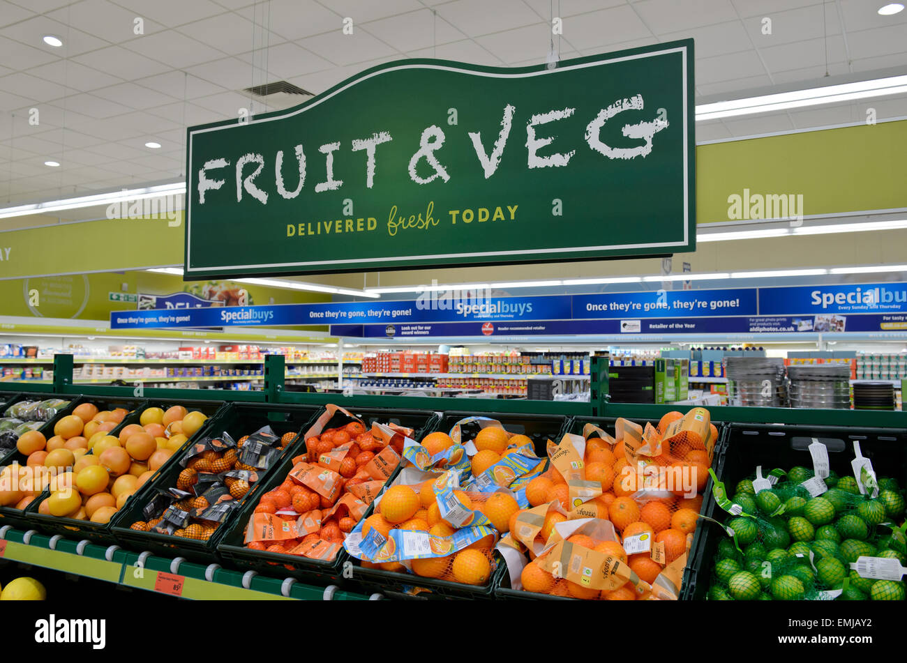 Les fruits et légumes s'affichent dans un supermarché britannique. Banque D'Images