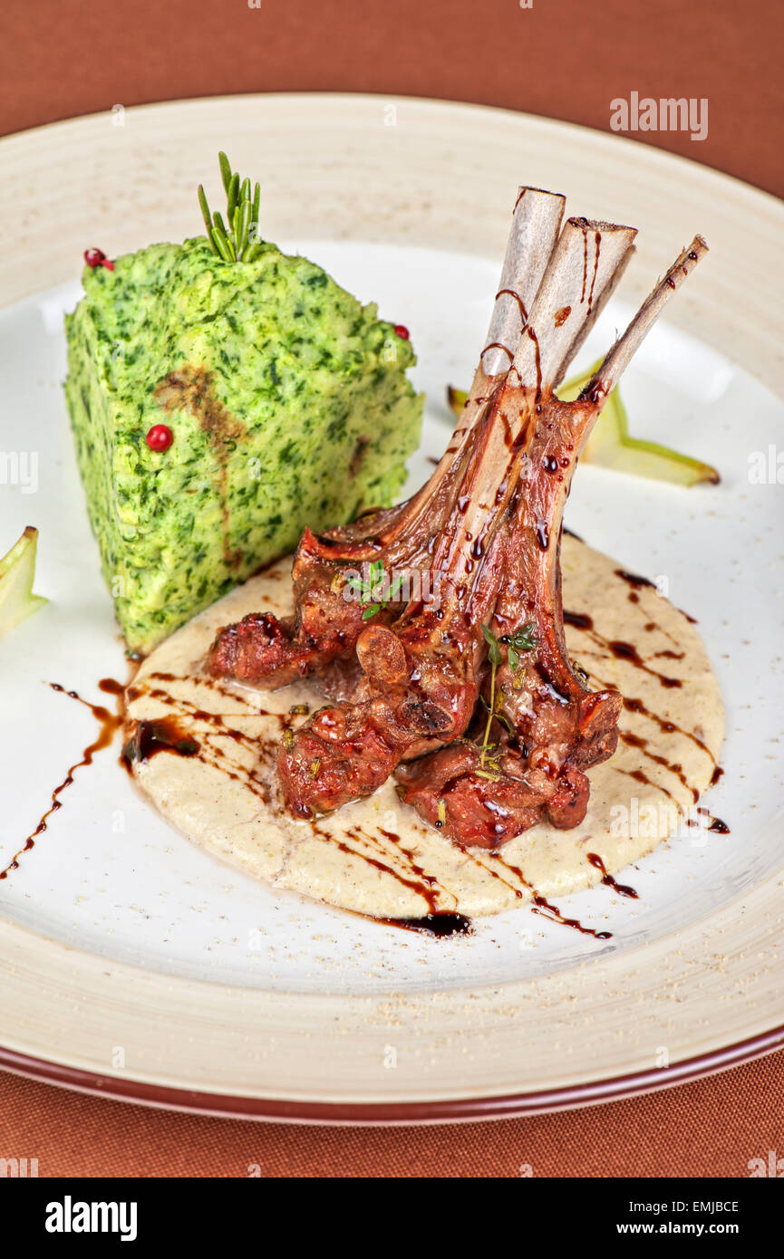 Côtes veau avec purée de pommes de terre et légumes Photo Stock - Alamy
