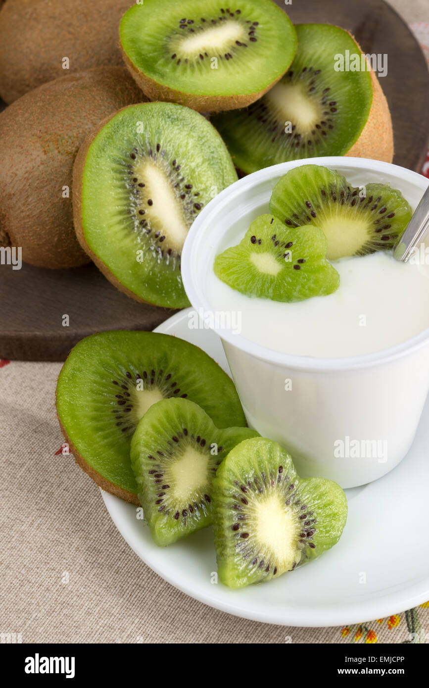 Yogourt nature faible en gras crémeux saveur kiwi Banque D'Images